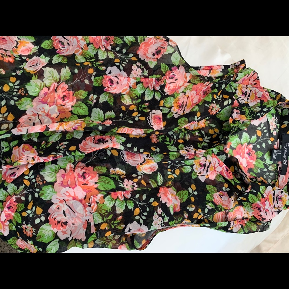 Cute floral top!